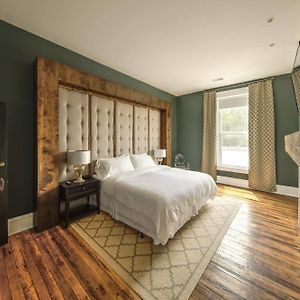 Deluxe King Studio